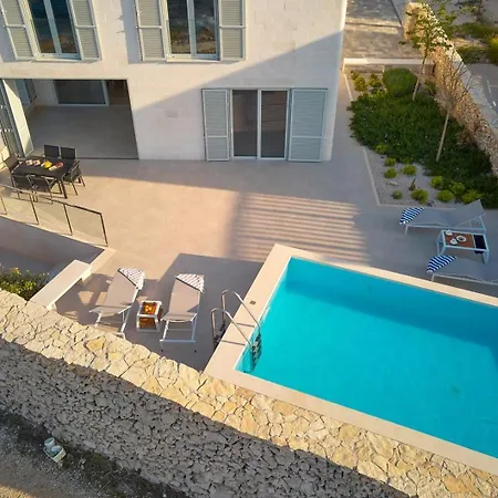 New Luxury Familija - Pool, Seafront, Ideal For 8 Persons * Splitska
