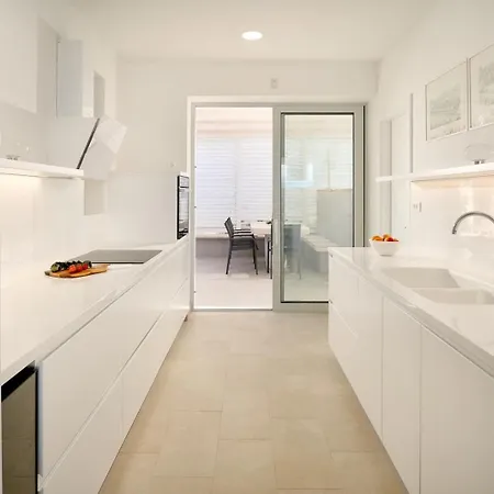 Villa New Luxury Familija - Pool, Seafront, Ideal For 8 Persons *