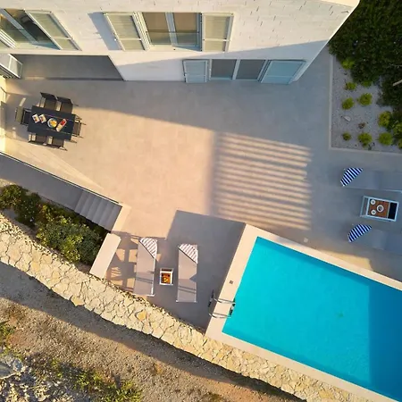 Villa New Luxury Familija - Pool, Seafront, Ideal For 8 Persons Splitska