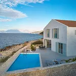 Luxury Seafront Villa Familija Splitska With Pool On Brac