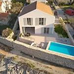 Luxury Seafront Villa Familija Splitska With Pool On Brac