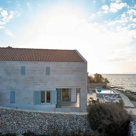 Villa Luxury Seafront Familija With Pool On Brac Splitska