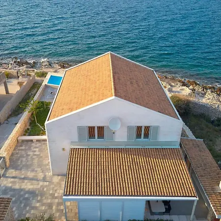 Luxury Seafront Familija With Pool On Brac *