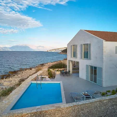 Luxury Seafront Familija With Pool On Brac