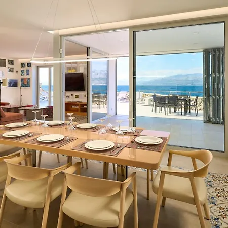 빌라 New Luxury Familija - Pool, Seafront, Ideal For 8 Persons