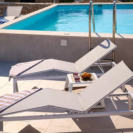 Luxury Seafront Familija With Pool On Brac *