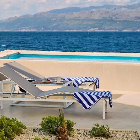 New Luxury Familija - Pool, Seafront, Ideal For 8 Persons 빌라
