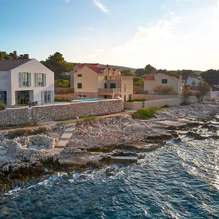 Luxury Seafront Familija With Pool On Brac Villa Splitska